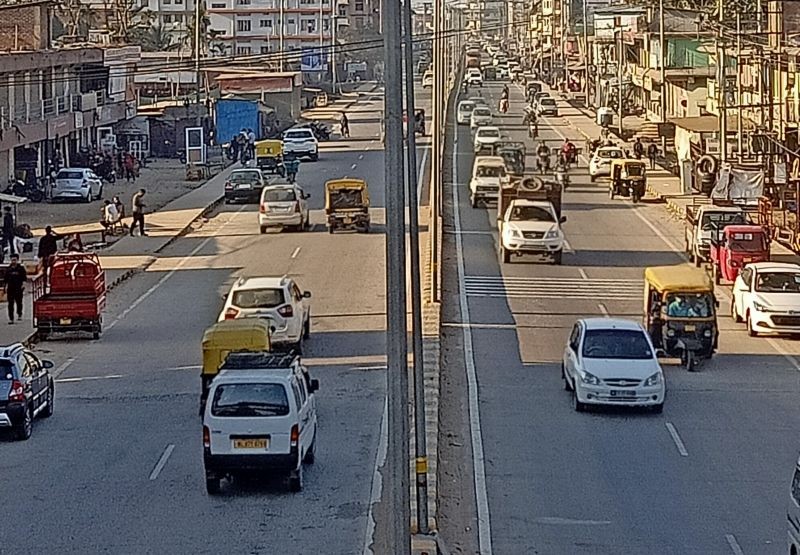 Vehicles plying along the Purana Bazar- Chümoukedima stretch of NH 29 on January 5. The speed limit along this stretch of the highway has been fixed at 40kmph by the Dimapur Police and will be in effect till February 3. (Morung Photo)